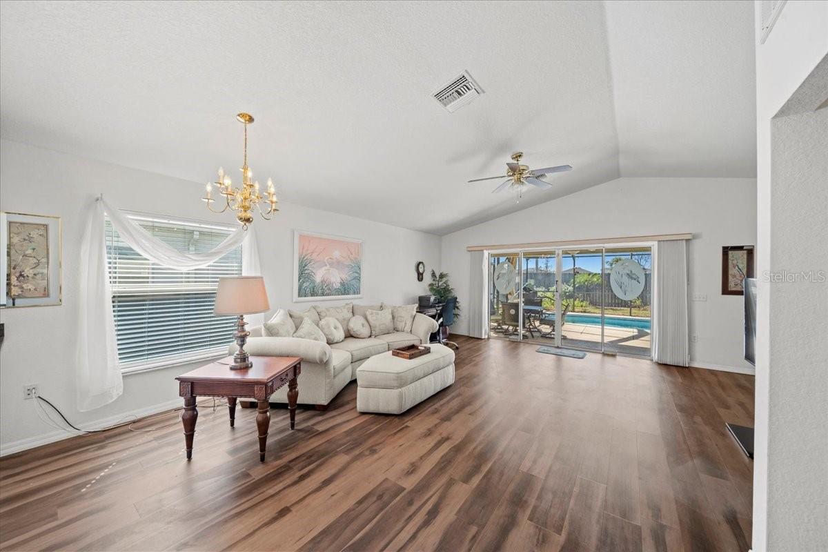 Image 10 of 42 For 364 Lake Suzanne Drive