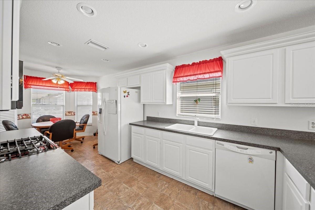 Image 18 of 42 For 364 Lake Suzanne Drive