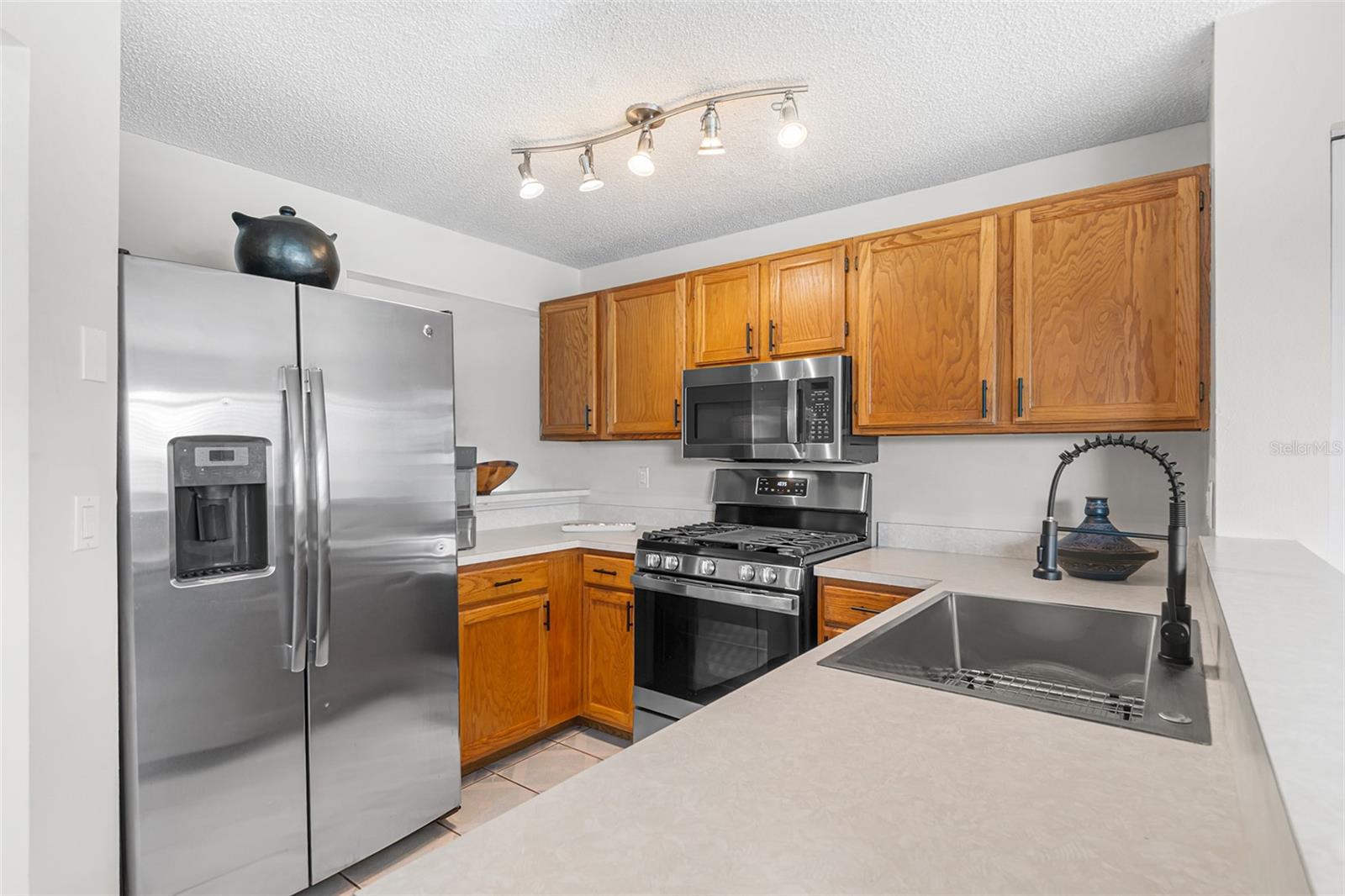 Image 4 of 27 For 714 Magnolia Place 714