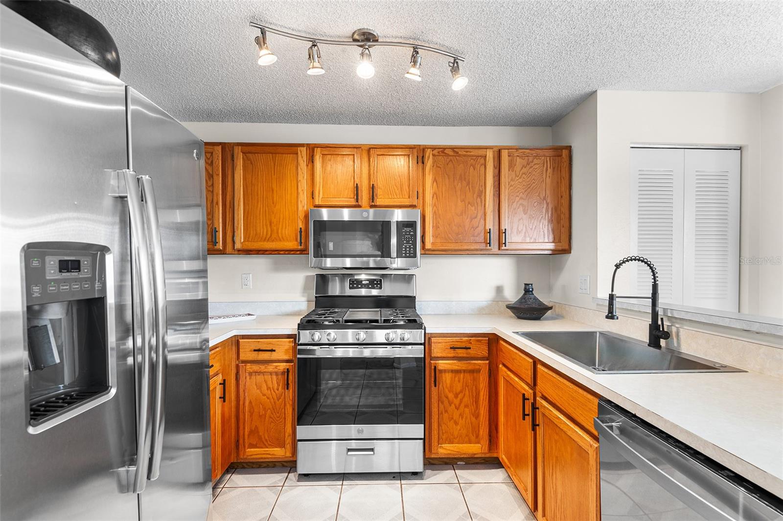 Image 5 of 27 For 714 Magnolia Place 714