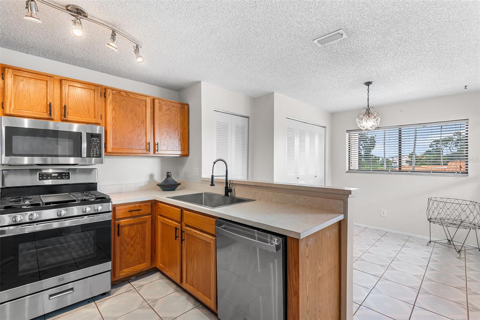 Image 6 of 27 For 714 Magnolia Place 714