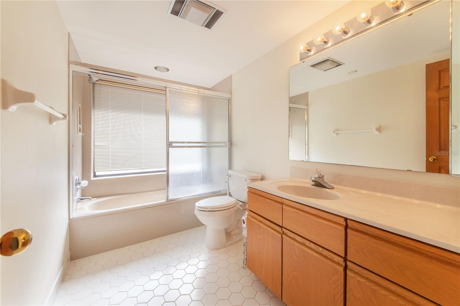 Image 20 of 39 For 20 Coventry Drive