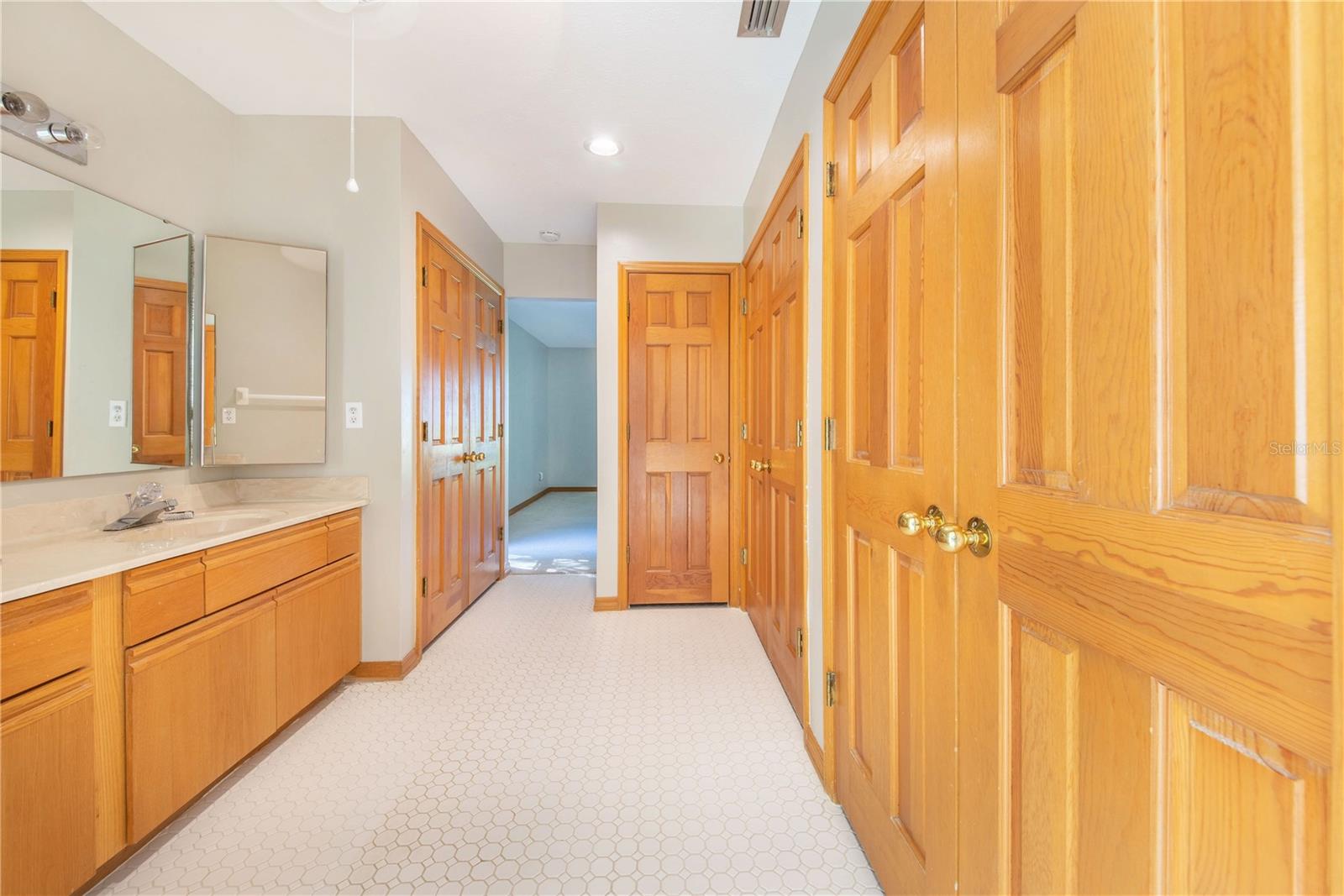 Image 26 of 39 For 20 Coventry Drive