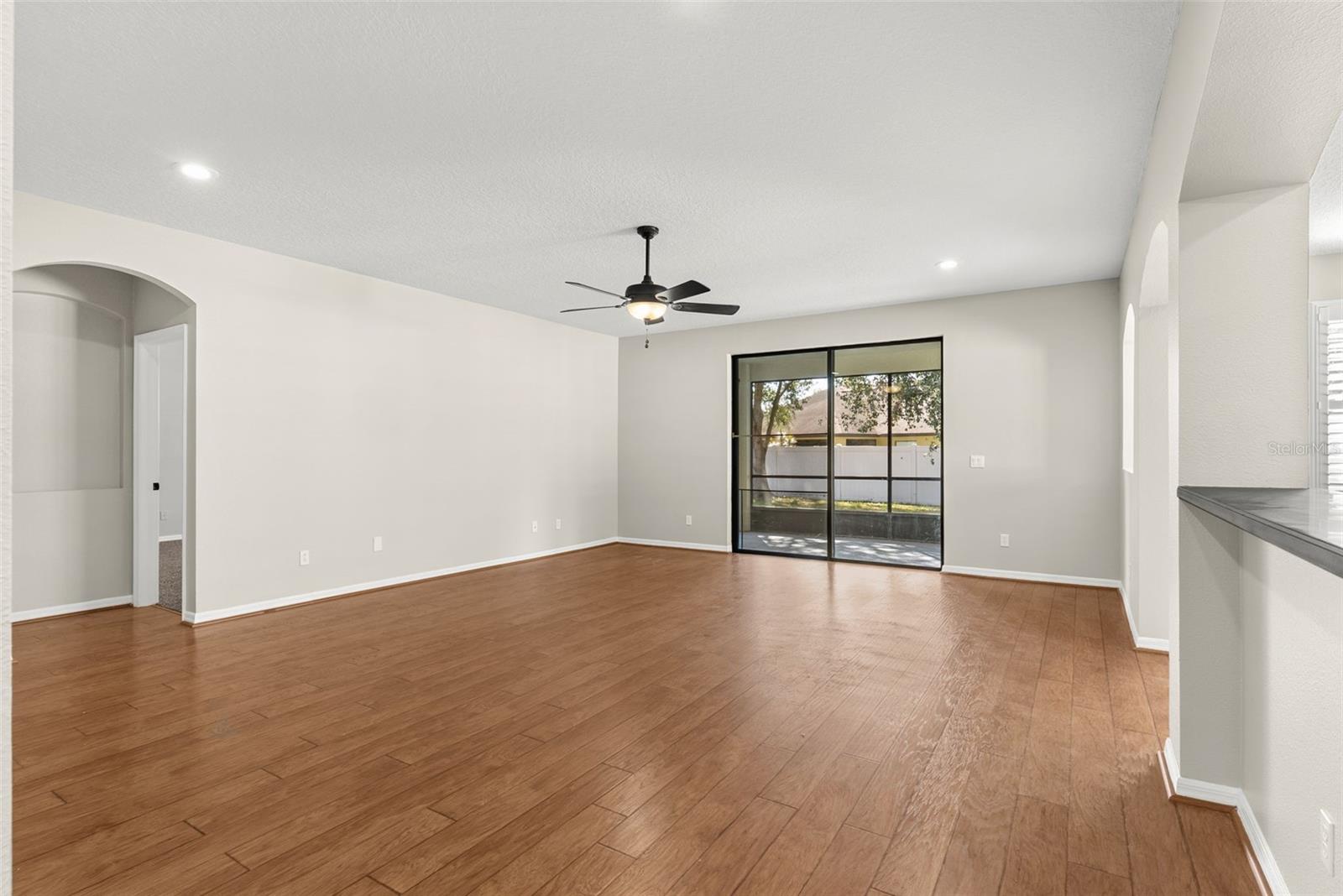 Image 10 of 41 For 465 Oak Landing Boulevard