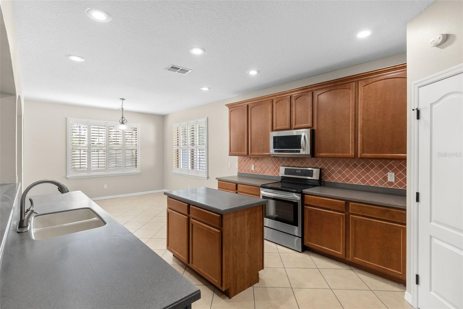 Image 14 of 41 For 465 Oak Landing Boulevard