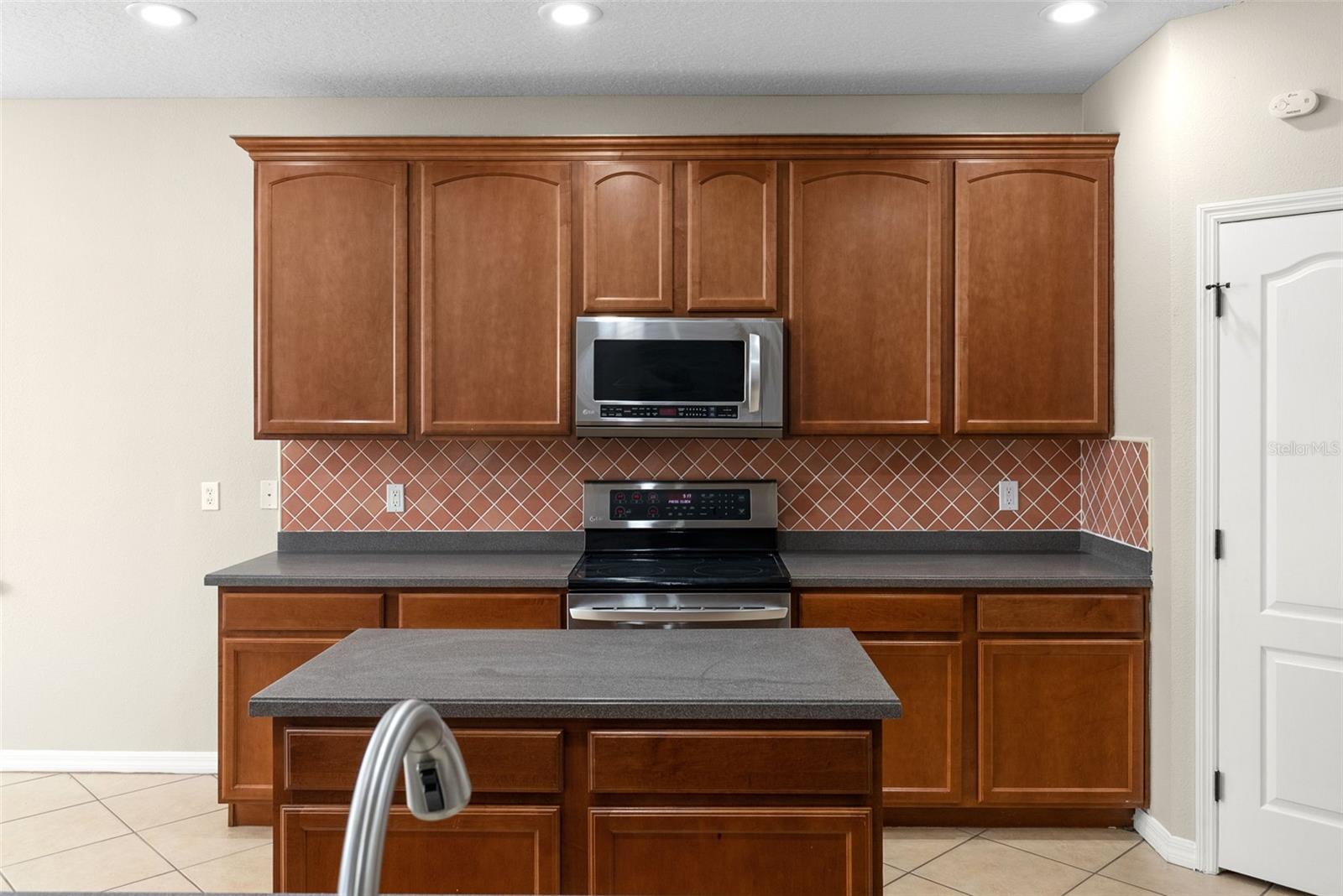 Image 15 of 41 For 465 Oak Landing Boulevard