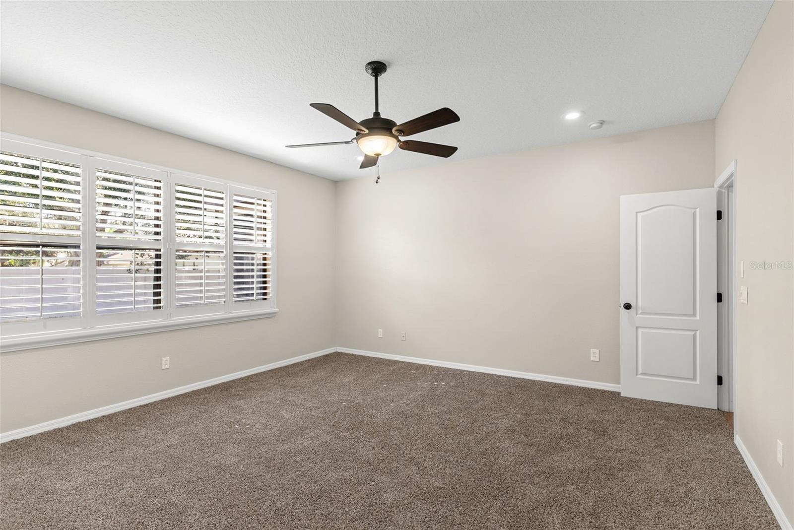 Image 18 of 41 For 465 Oak Landing Boulevard