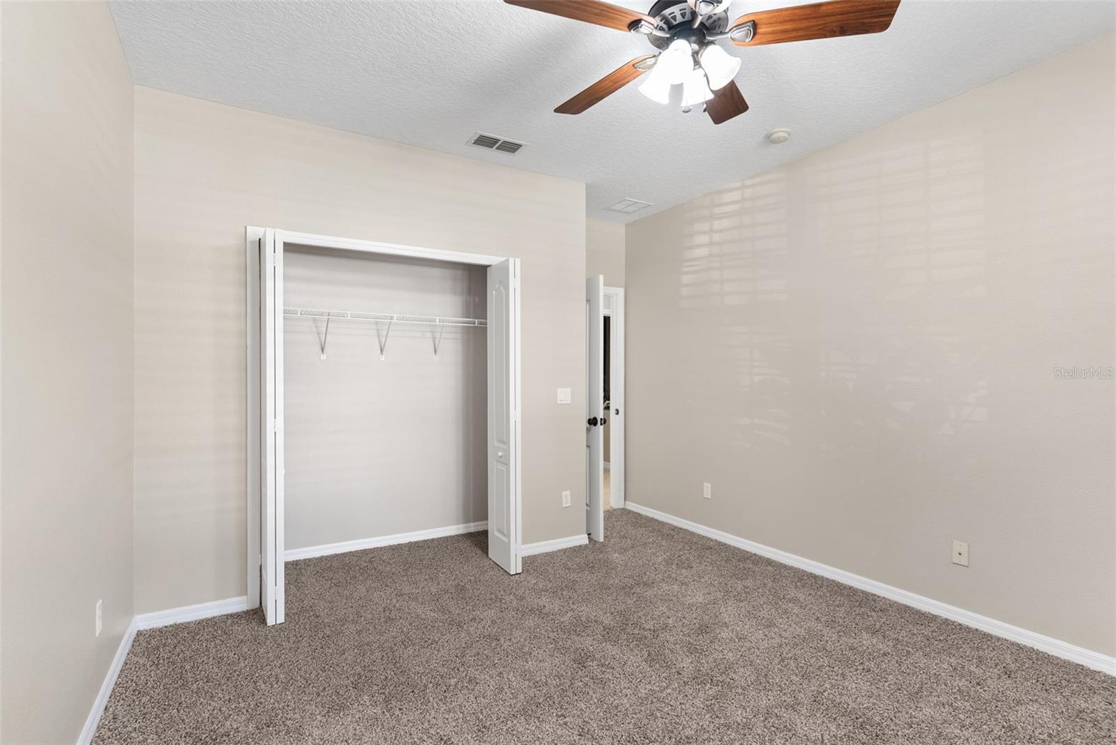 Image 26 of 41 For 465 Oak Landing Boulevard