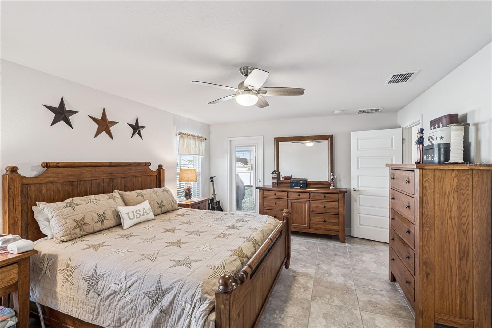 Listing photo id 13 for 4609 Brookshire Place