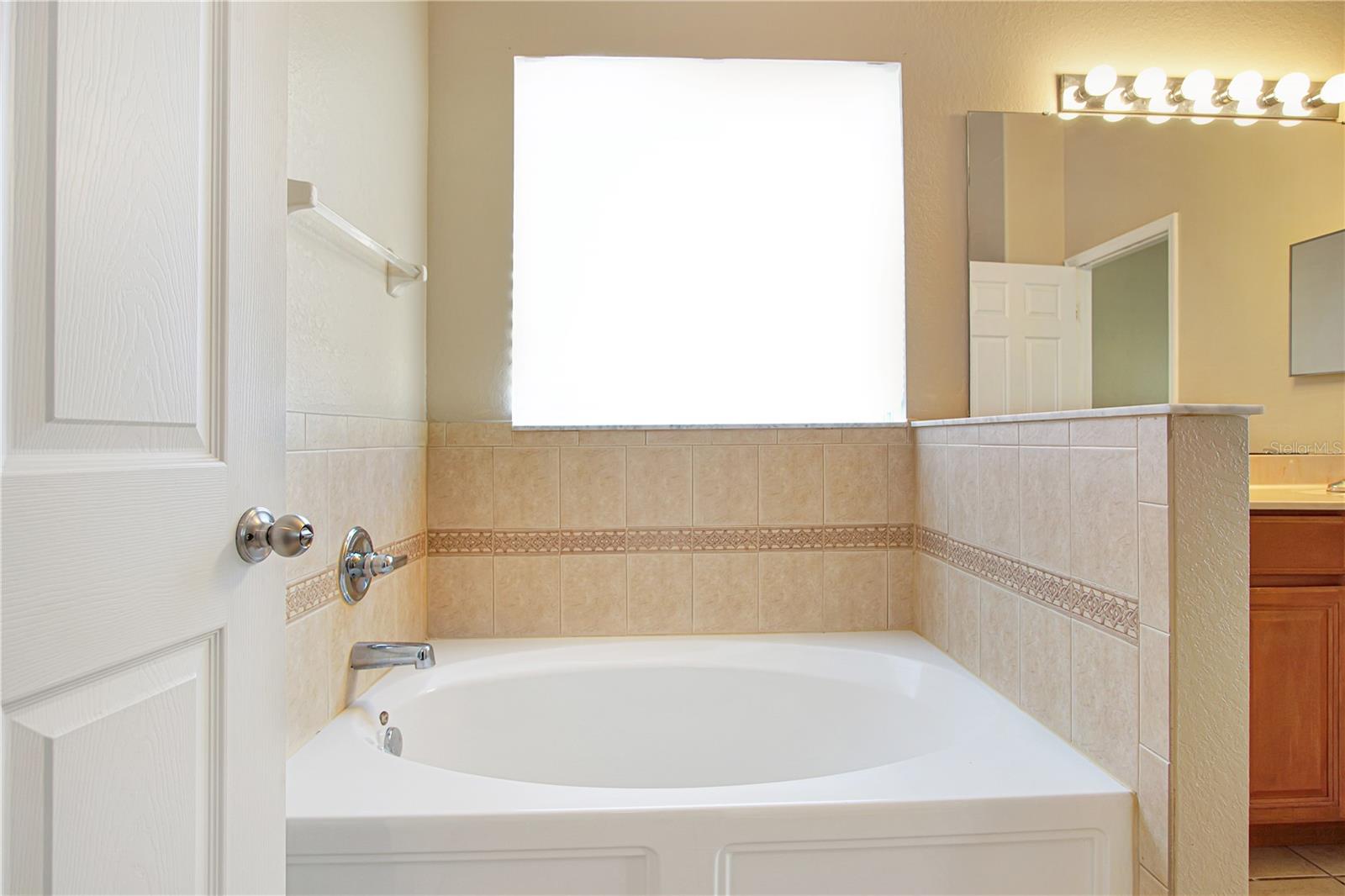 Image 22 of 35 For 290 Towerview Drive W