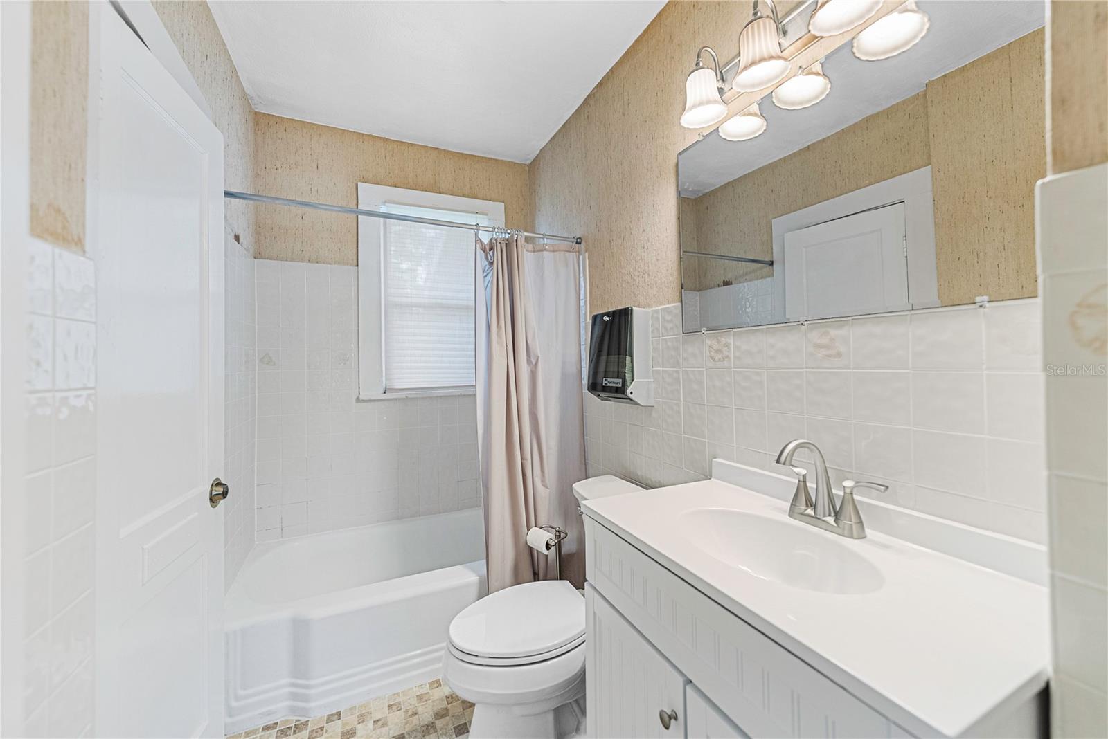 Image 24 of 50 For 139 Avenue C Sw