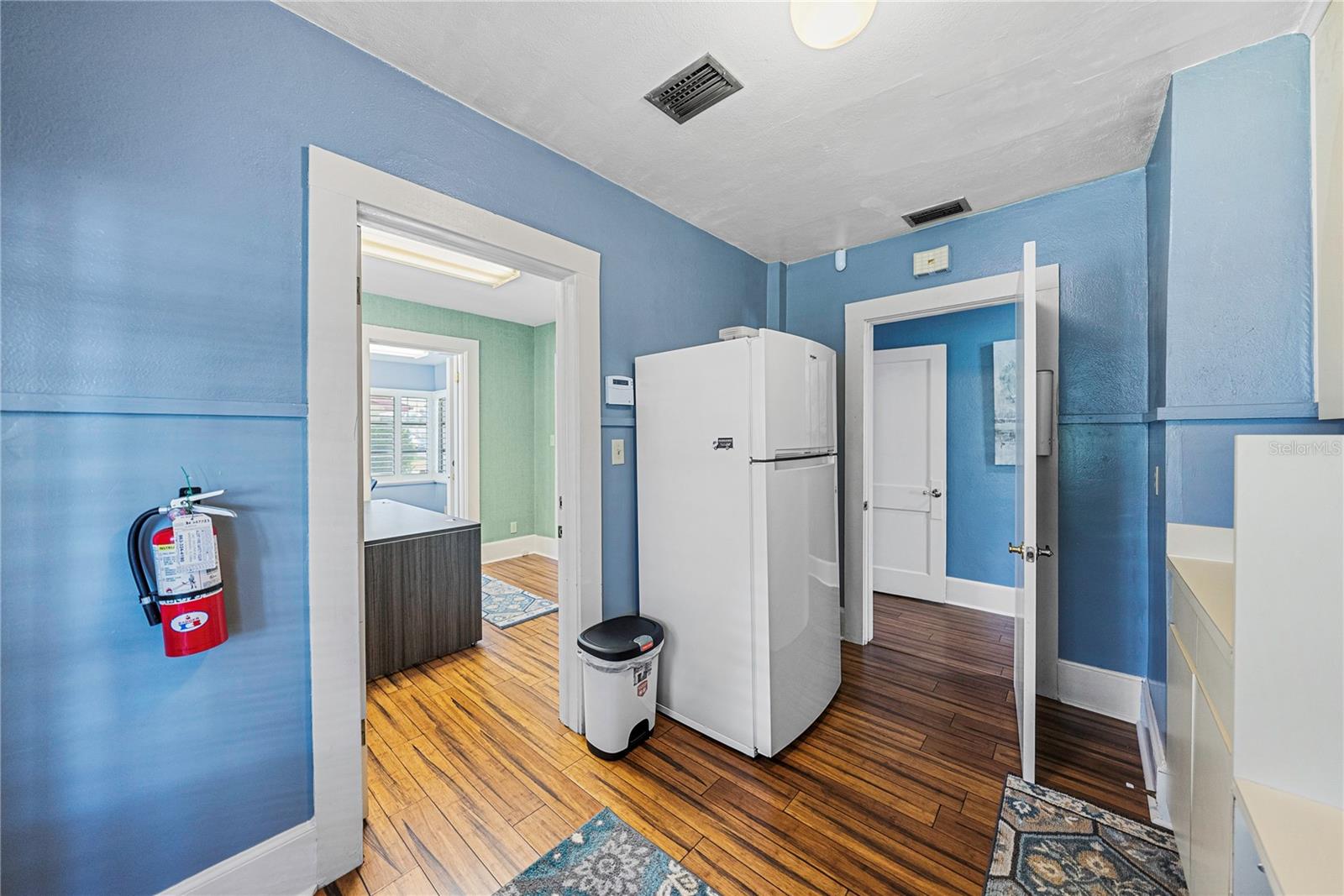 Image 28 of 50 For 139 Avenue C Sw