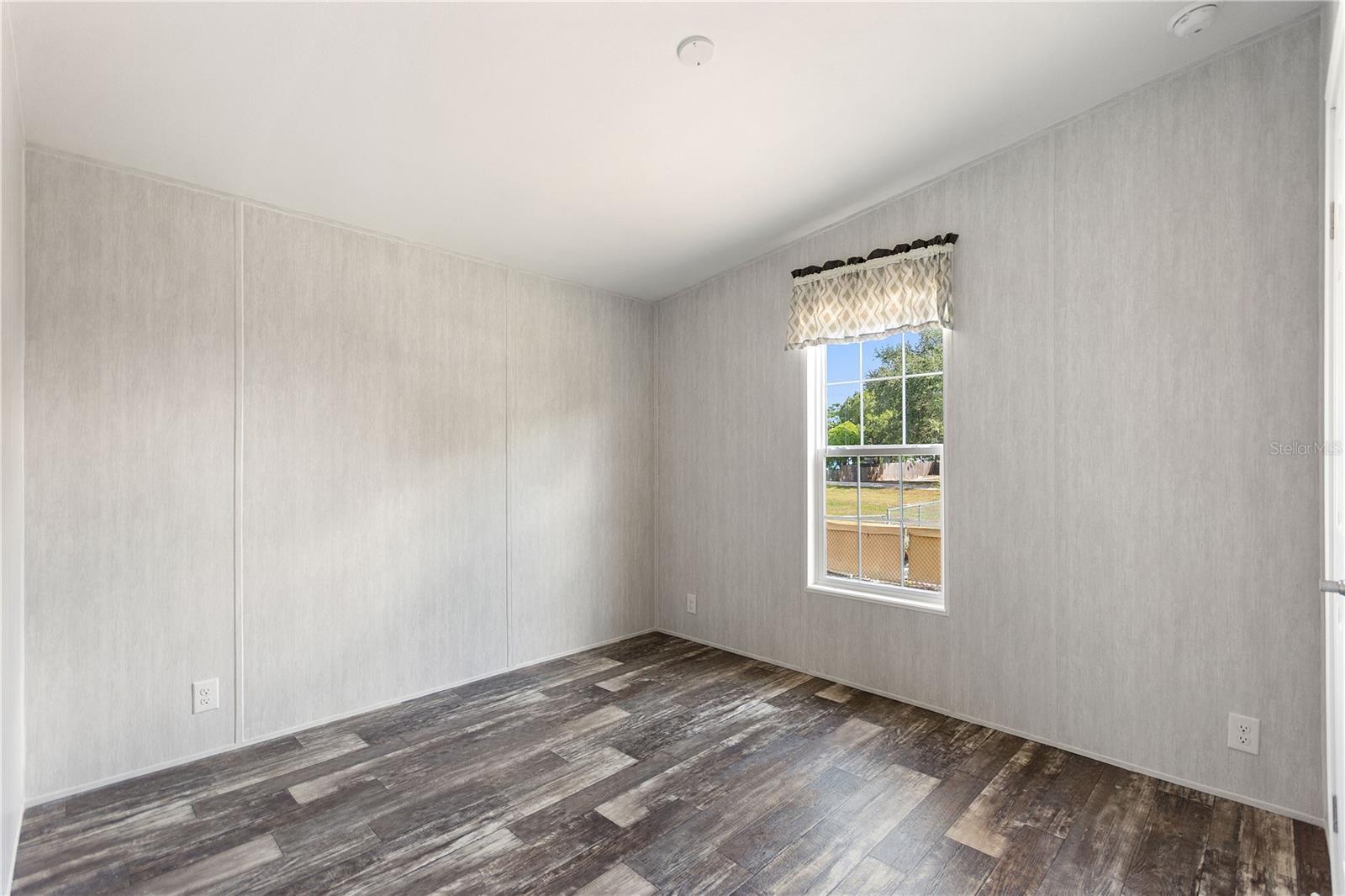 Image 17 of 21 For 46 Candlelight Lane