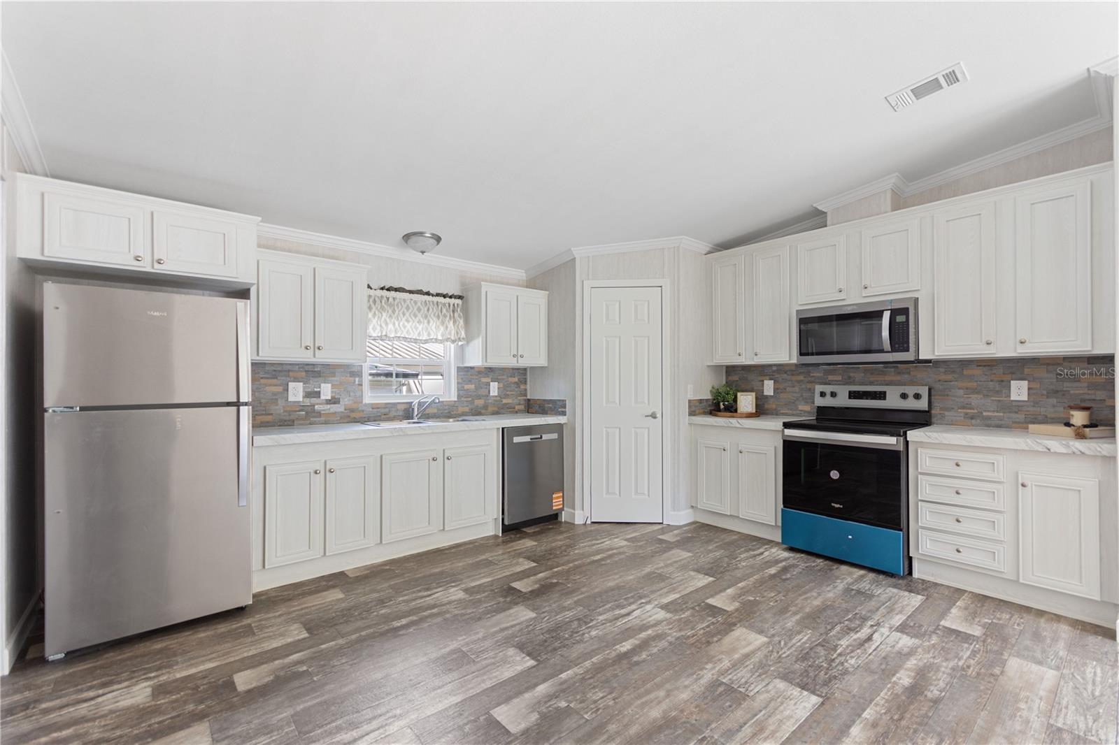 Image 5 of 21 For 46 Candlelight Lane