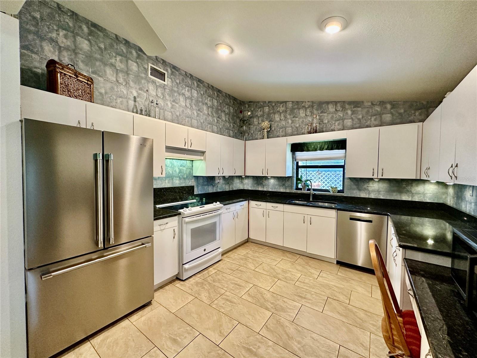 Image 3 of 41 For 2813 Winterset Park