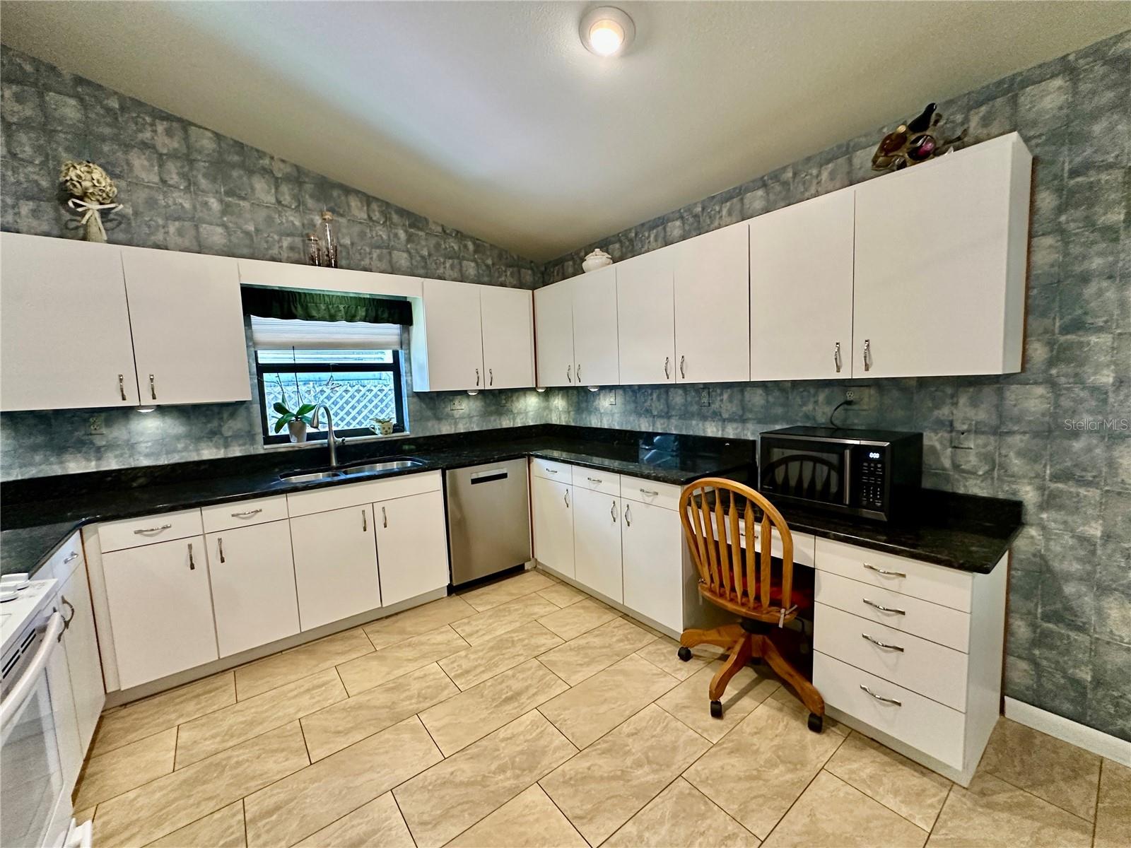 Image 8 of 41 For 2813 Winterset Park