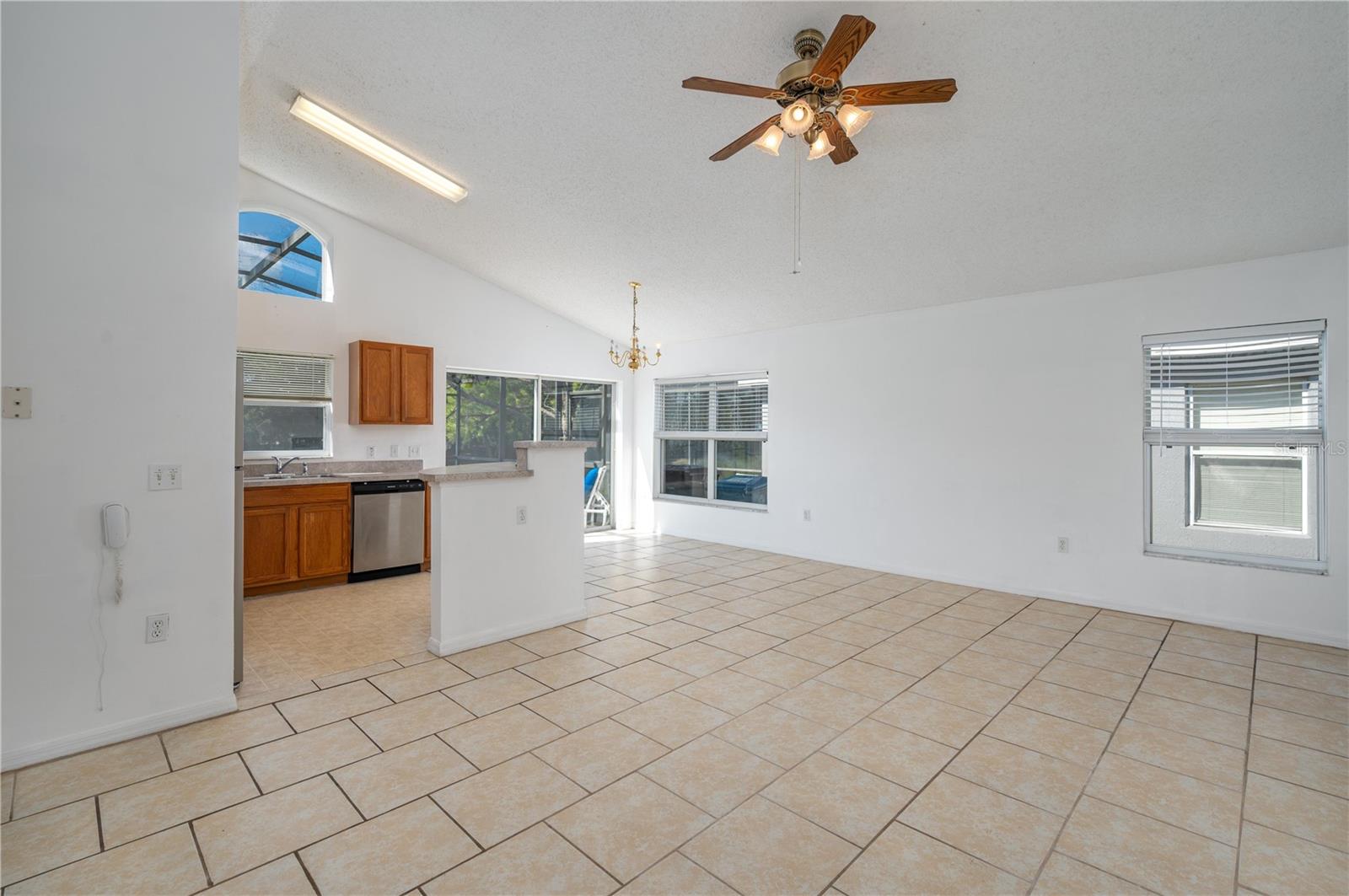 Image 4 of 27 For 2660 Hemingway Avenue