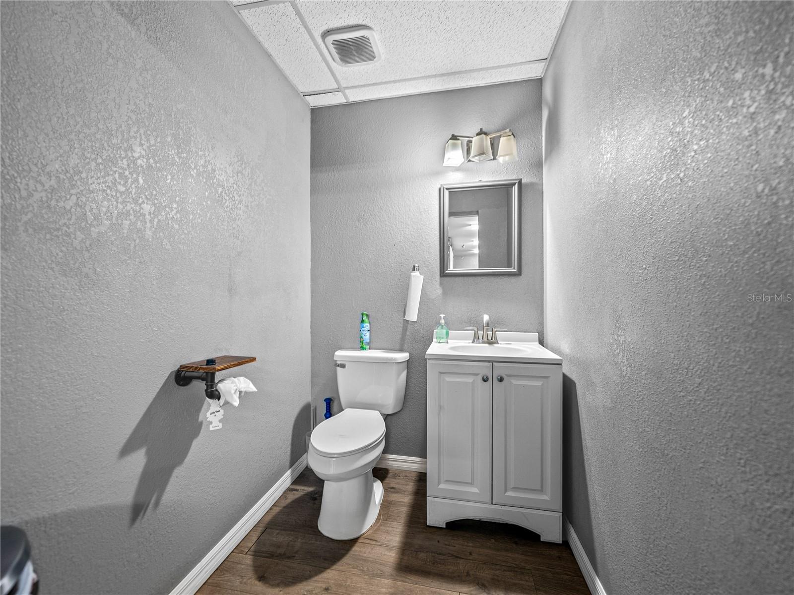 Image 20 of 34 For 20 Airport Road