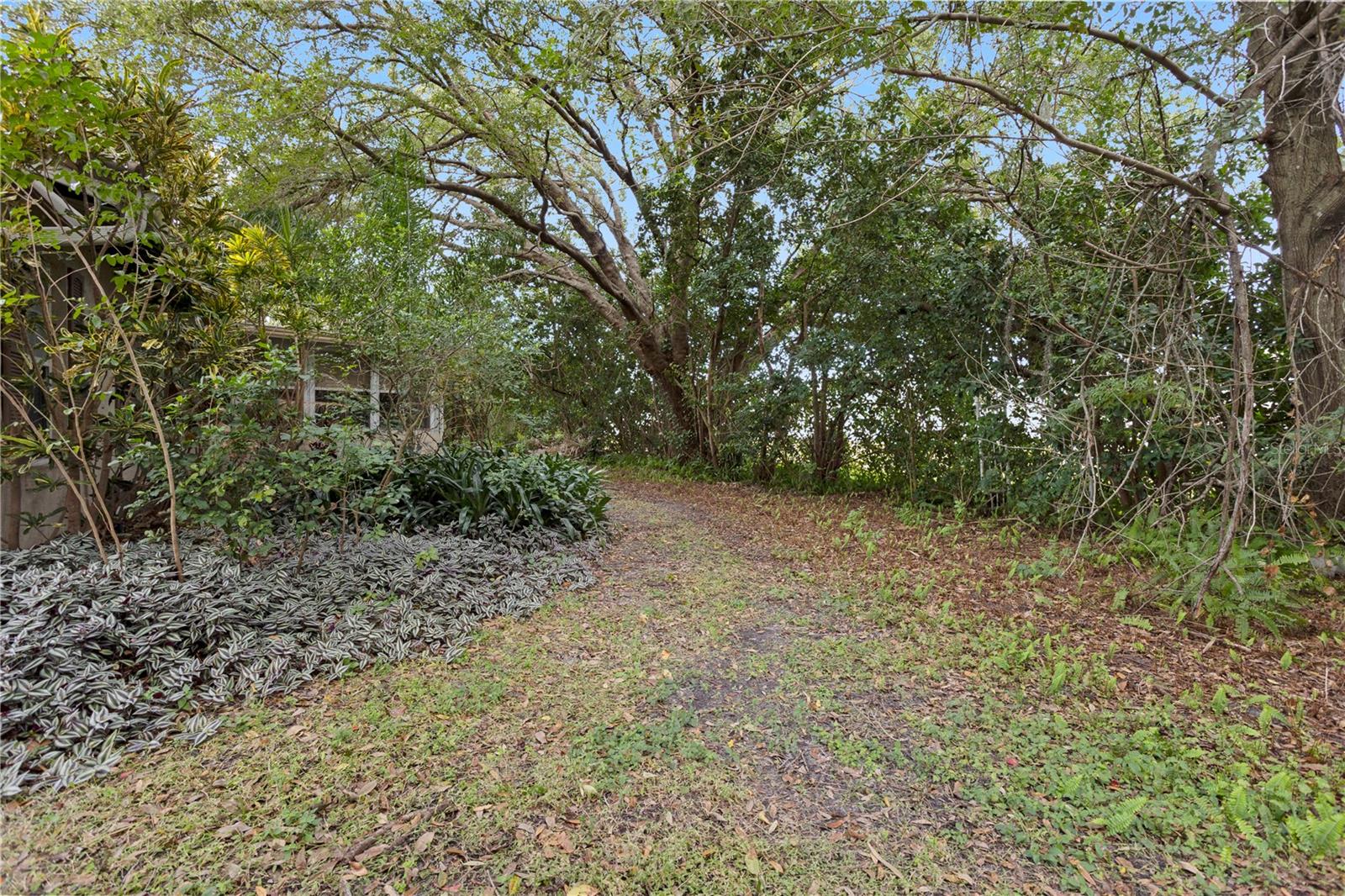 Image 33 of 49 For 10105 Crown Court