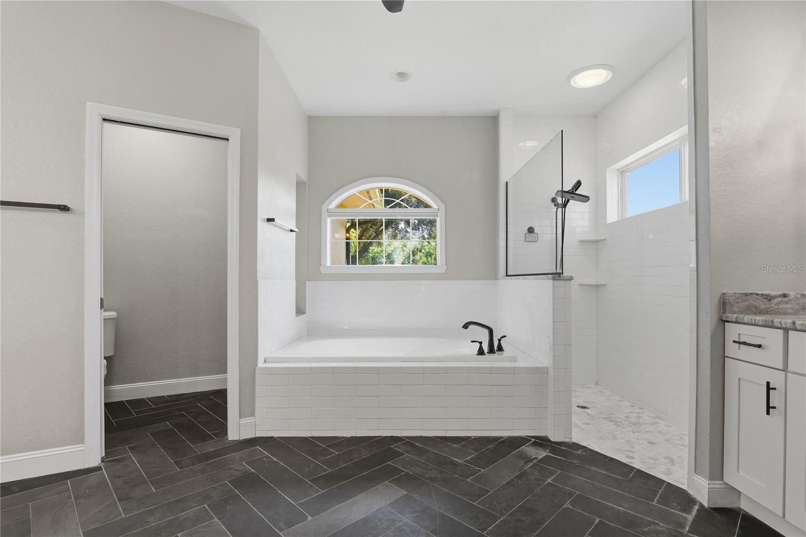 Image 28 of 74 For 316 Lochen Cir Se