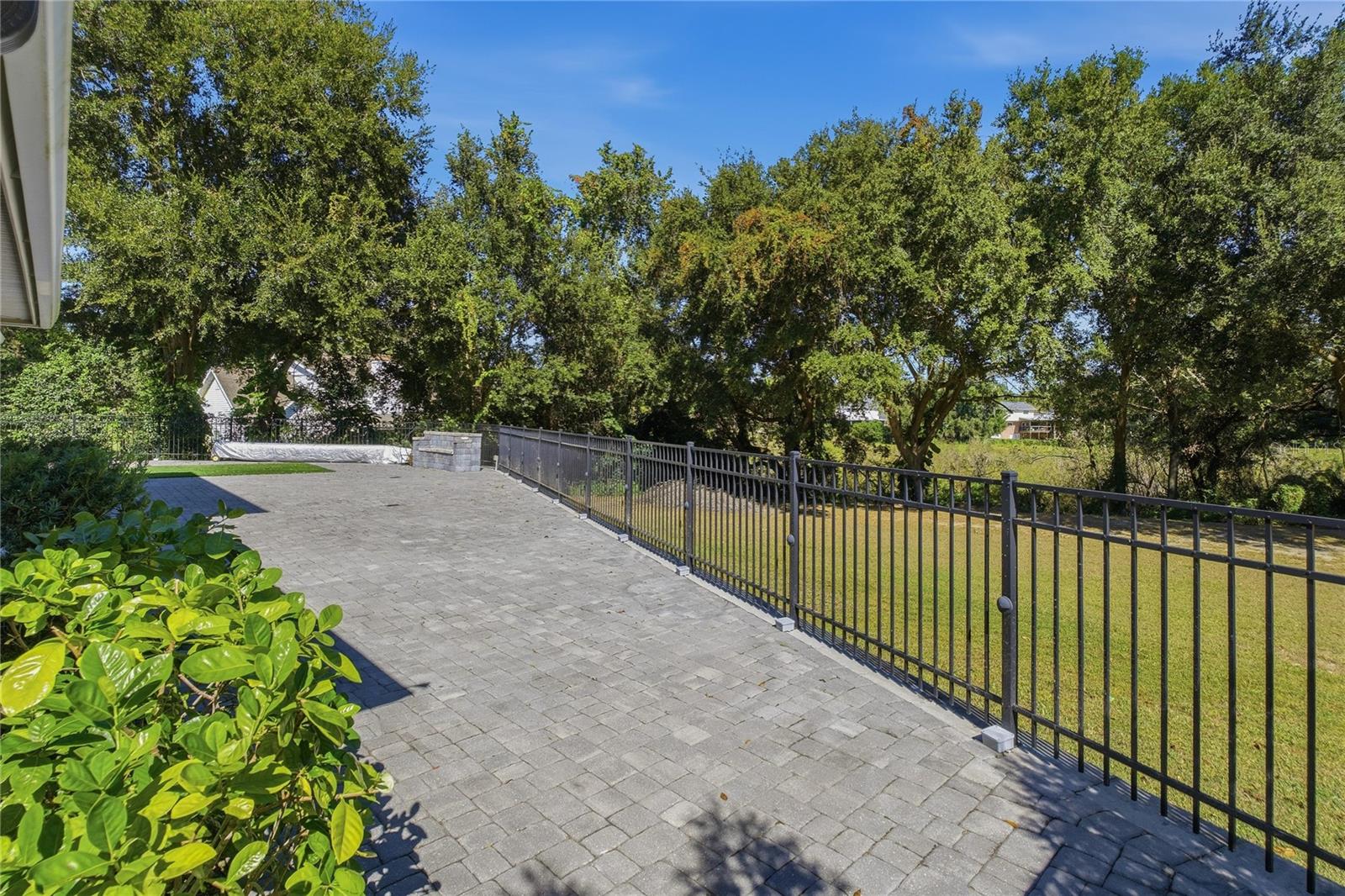 Image 62 of 74 For 316 Lochen Cir Se