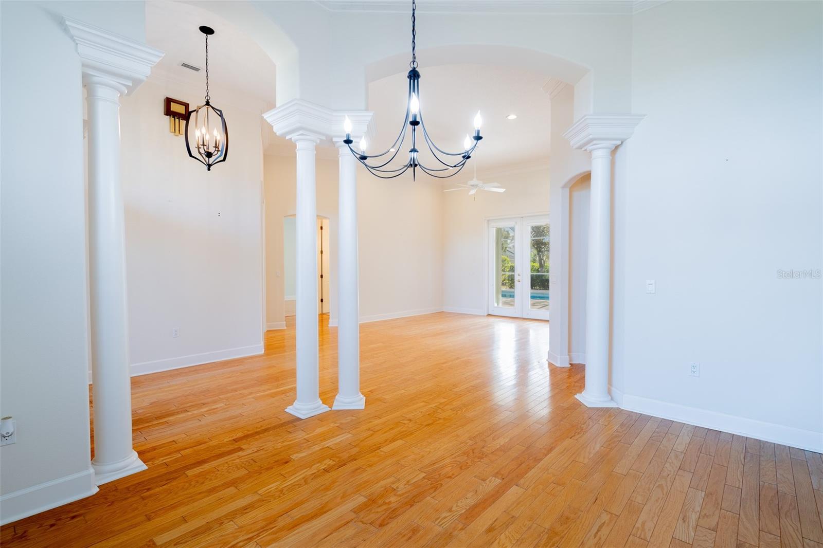 Image 4 of 38 For 304 Lochen Circle Se