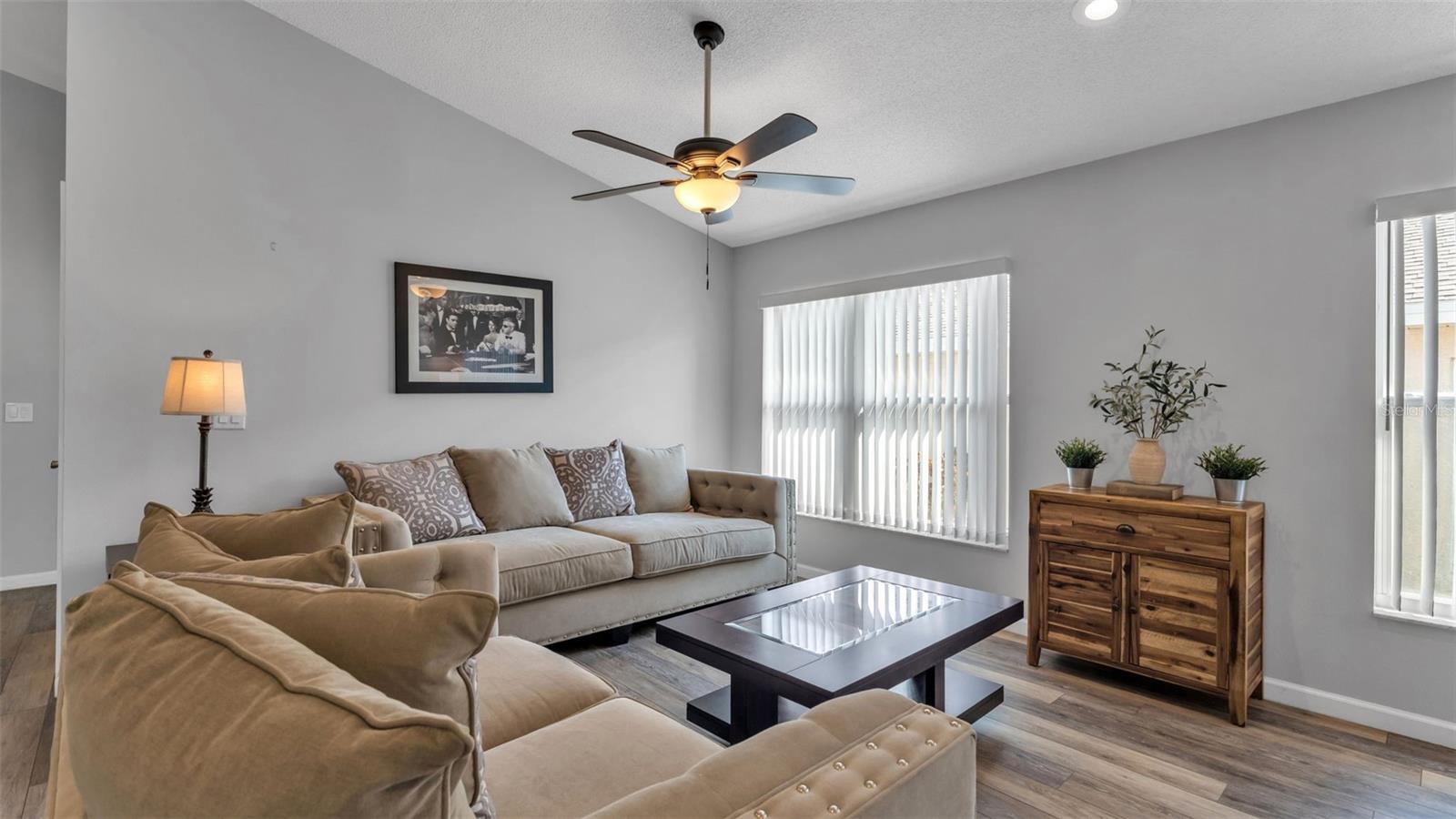 Image 13 of 39 For 333 Castlemain Circle