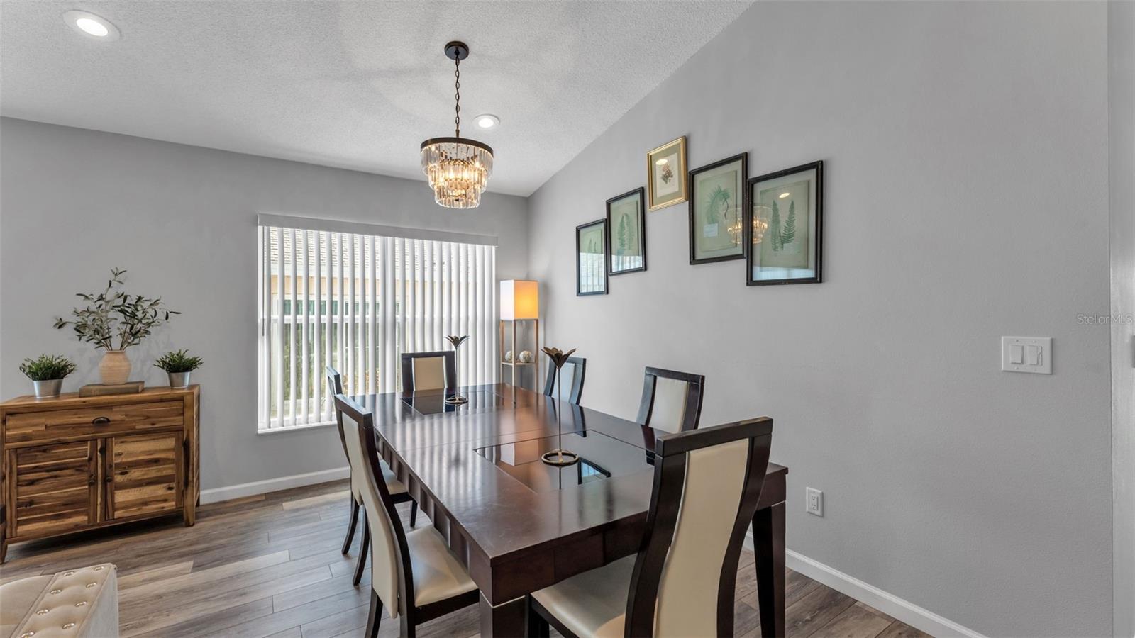 Image 14 of 39 For 333 Castlemain Circle