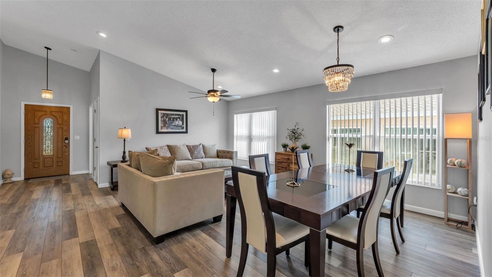 Image 15 of 39 For 333 Castlemain Circle