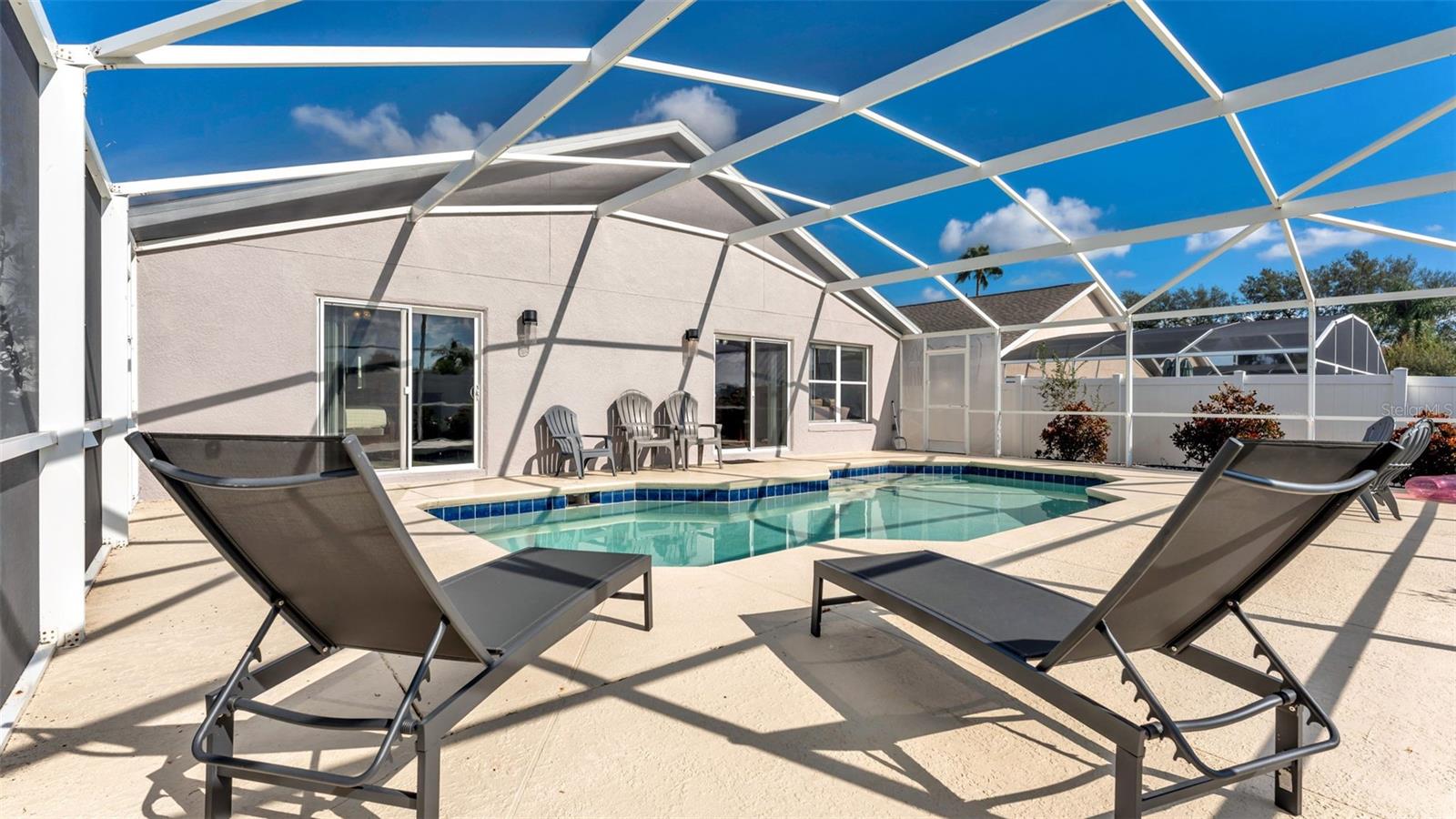 Image 18 of 39 For 333 Castlemain Circle