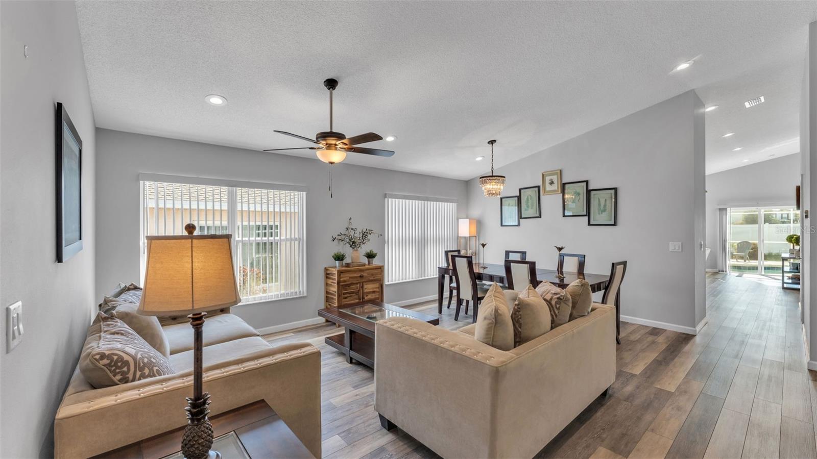 Image 19 of 39 For 333 Castlemain Circle