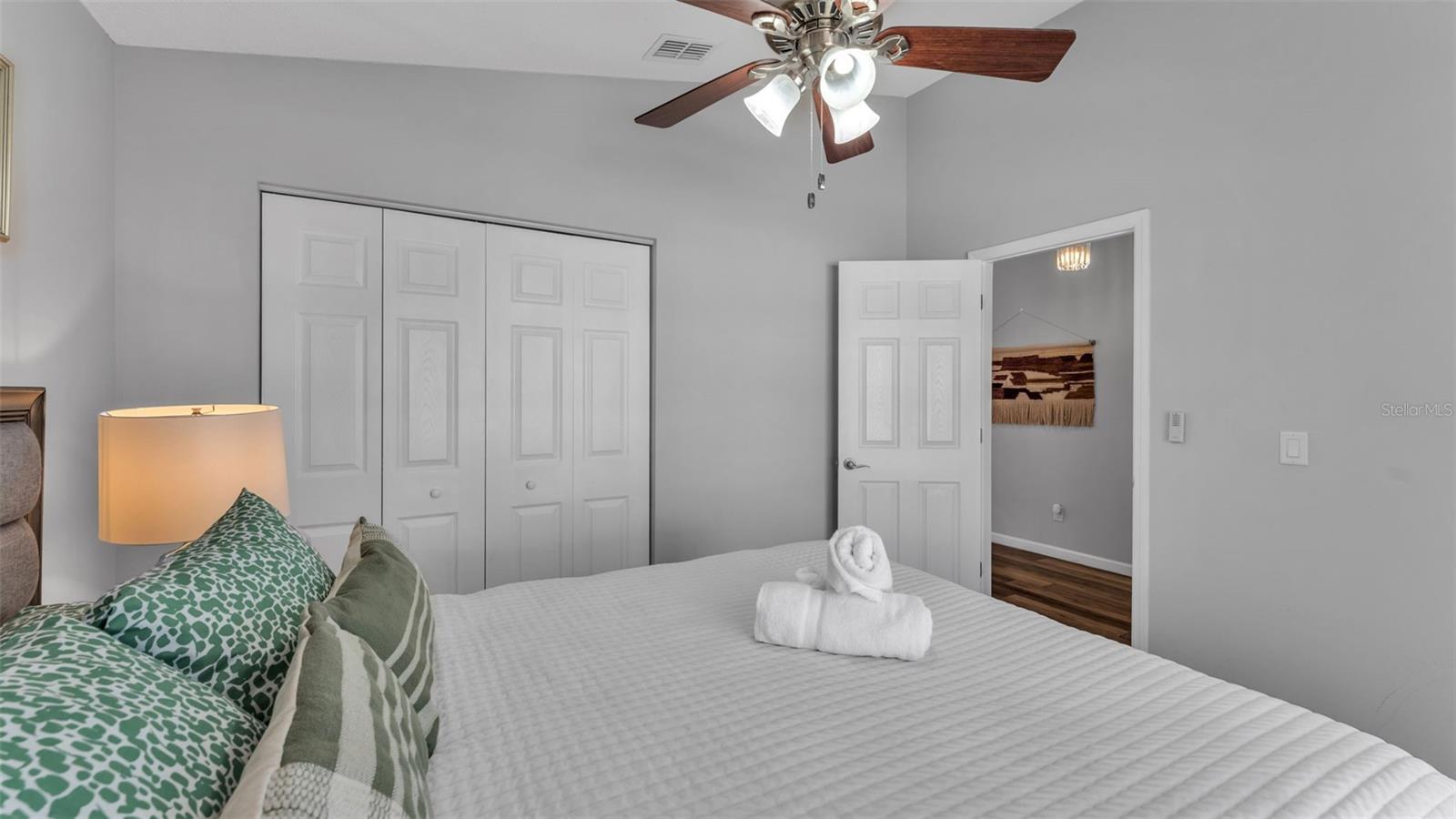 Image 20 of 39 For 333 Castlemain Circle