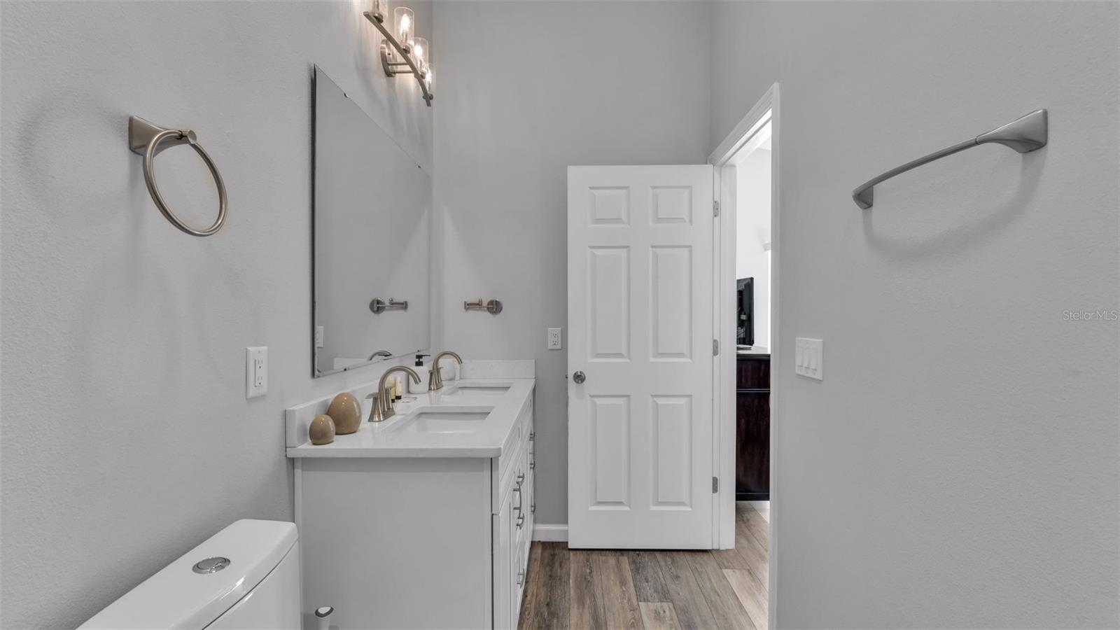 Image 28 of 39 For 333 Castlemain Circle