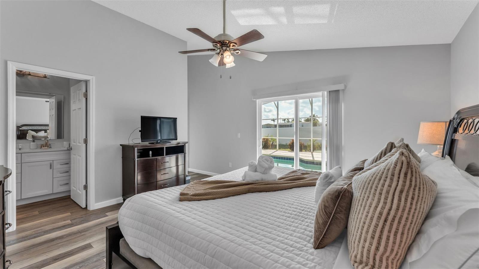 Image 31 of 39 For 333 Castlemain Circle