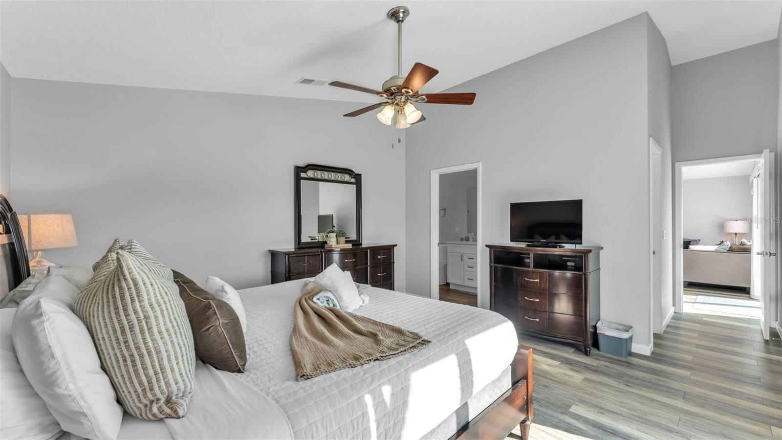 Image 32 of 39 For 333 Castlemain Circle