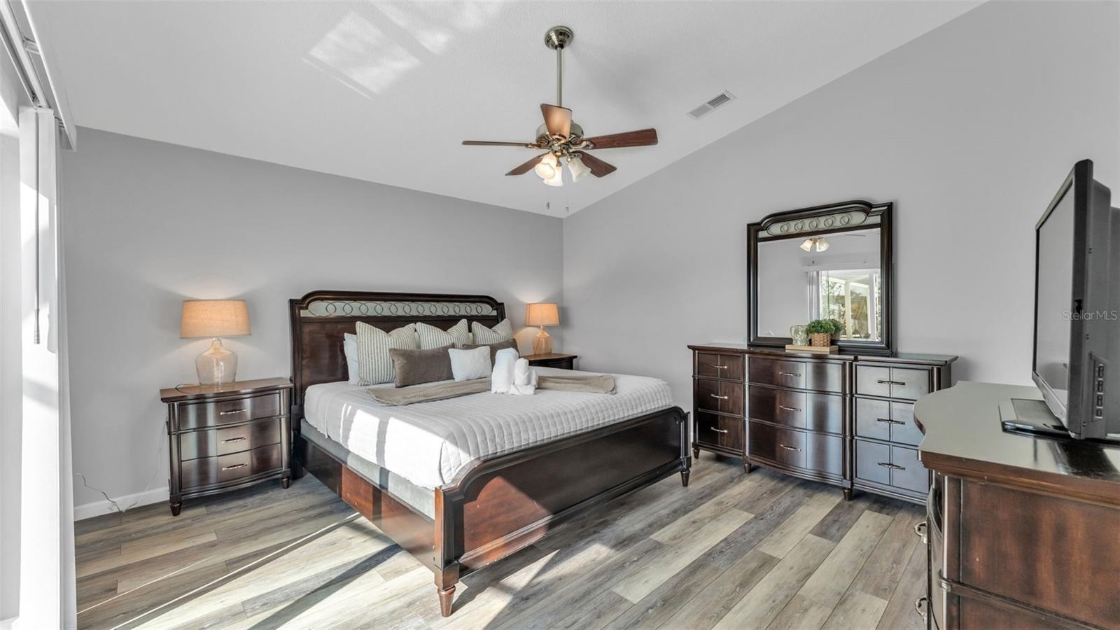 Image 33 of 39 For 333 Castlemain Circle