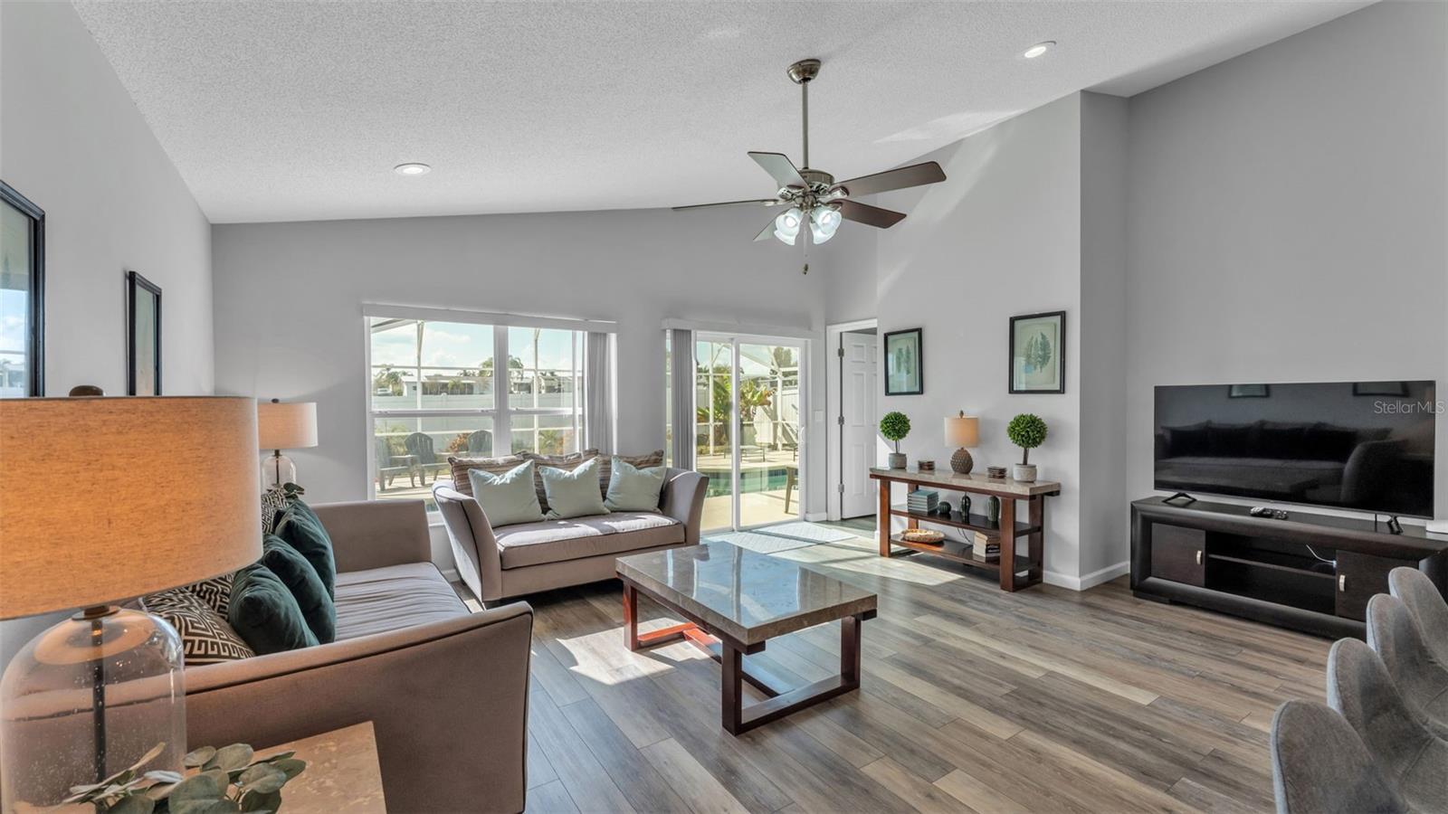 Image 36 of 39 For 333 Castlemain Circle