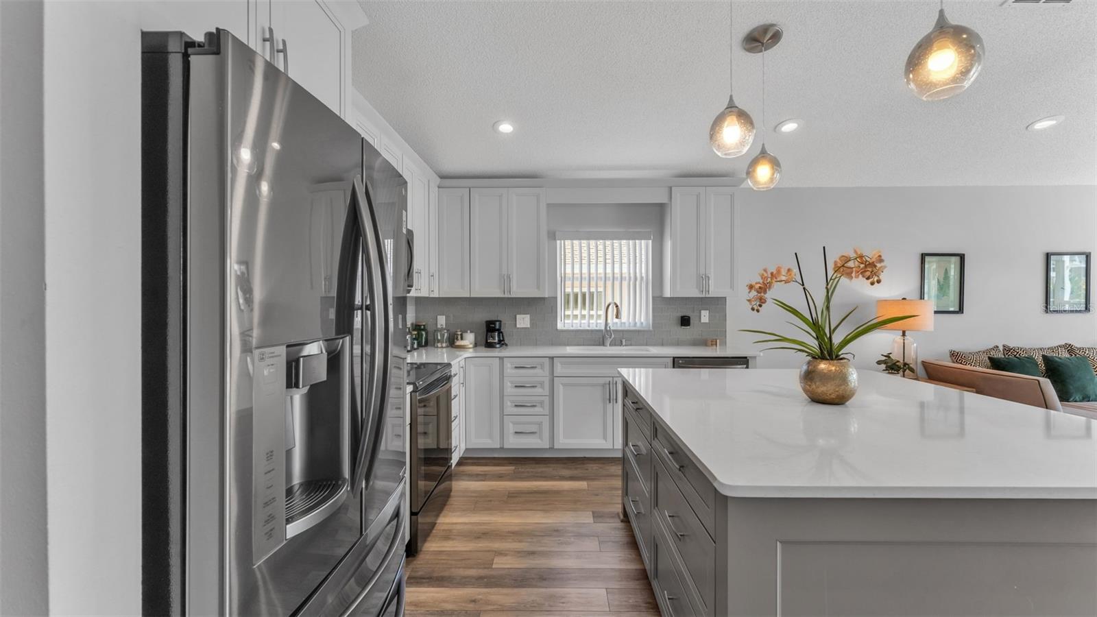 Image 4 of 39 For 333 Castlemain Circle