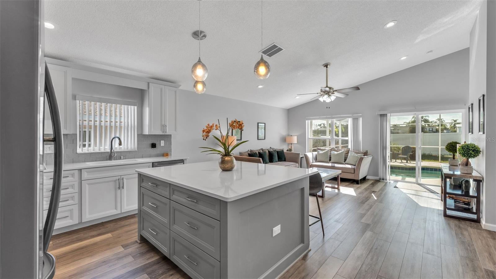 Image 5 of 39 For 333 Castlemain Circle