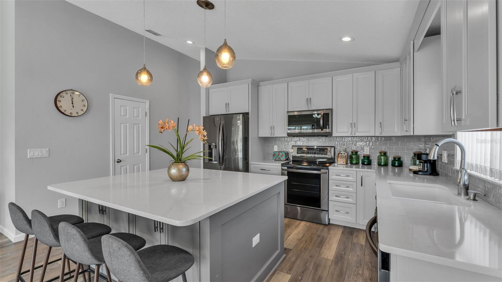 Image 6 of 39 For 333 Castlemain Circle