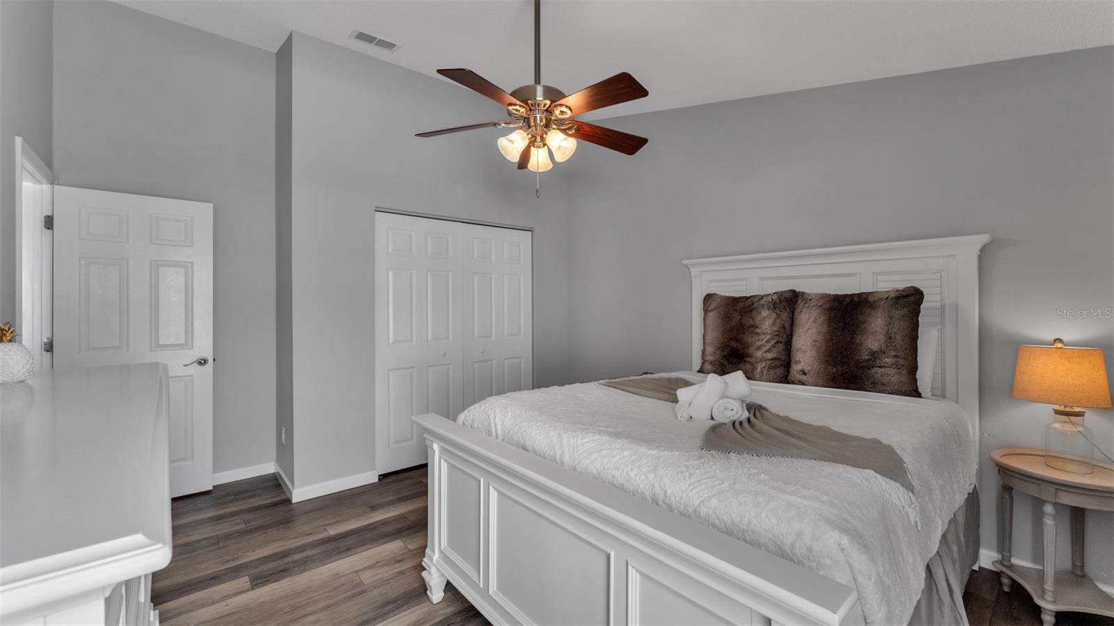 Image 7 of 39 For 333 Castlemain Circle