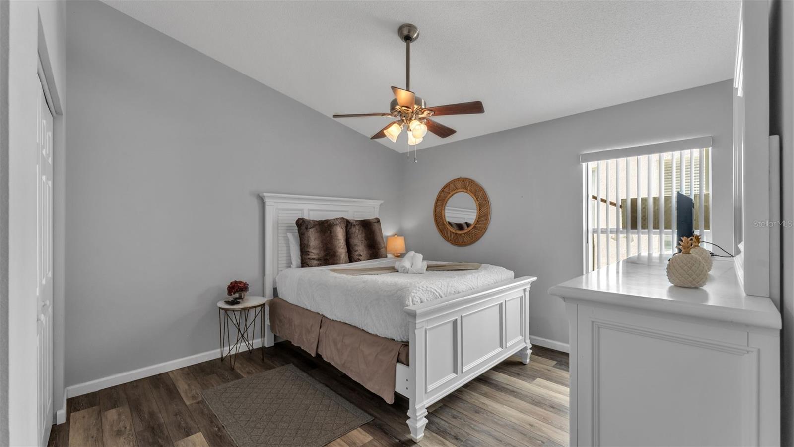 Image 8 of 39 For 333 Castlemain Circle