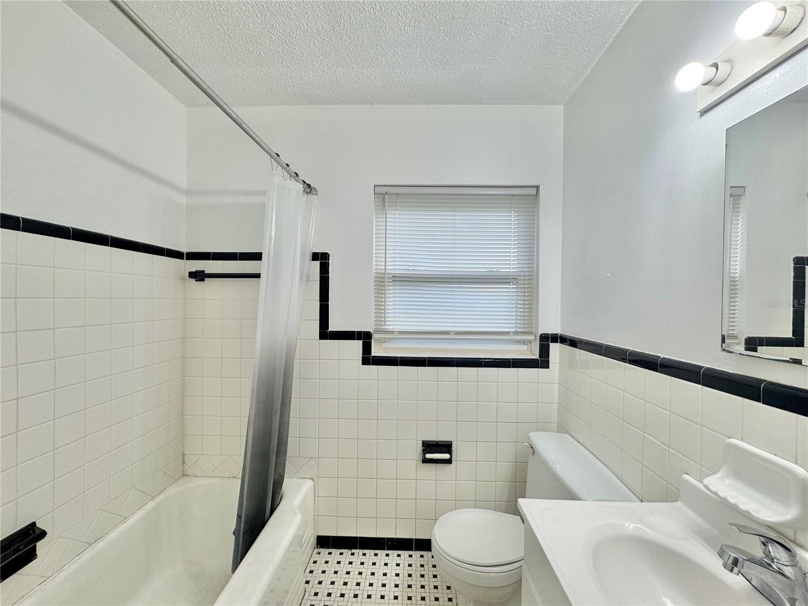 Image 10 of 25 For 674 Avenue L Se