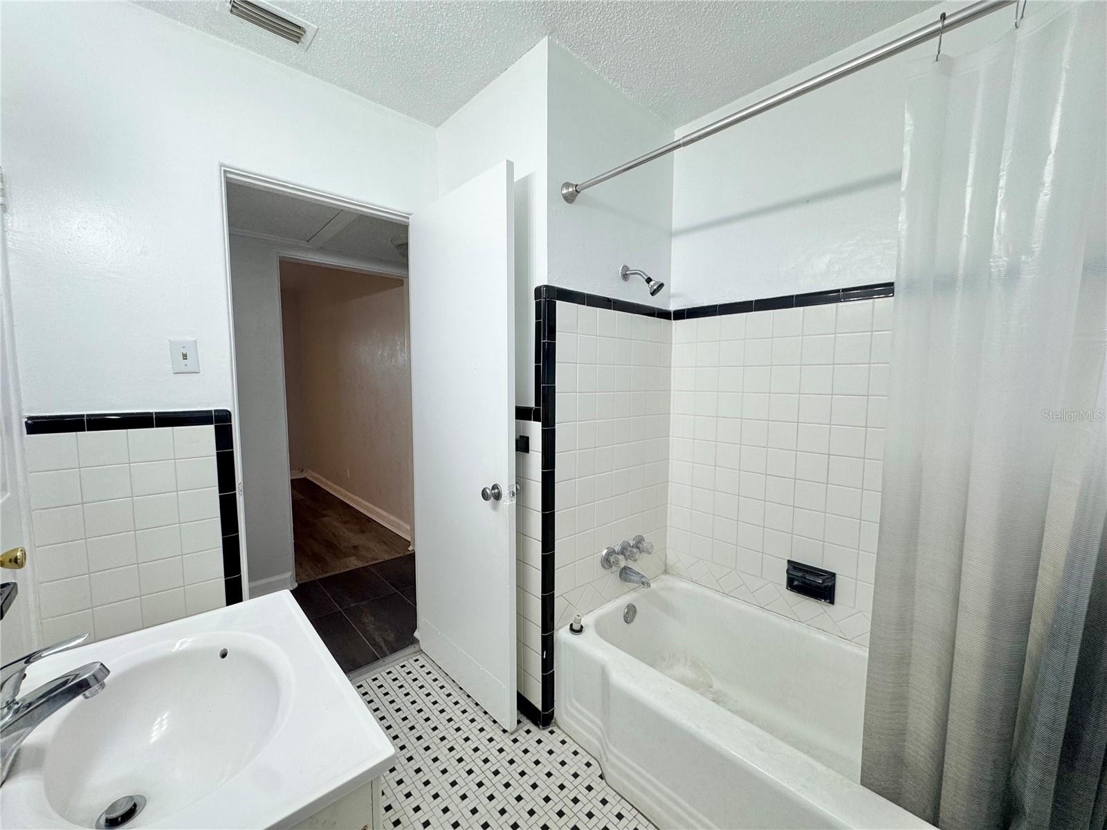 Image 11 of 25 For 674 Avenue L Se