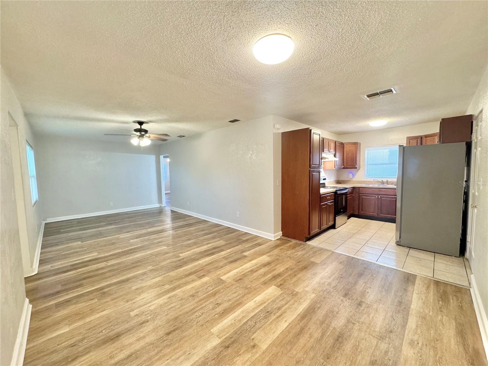 Image 2 of 25 For 674 Avenue L Se