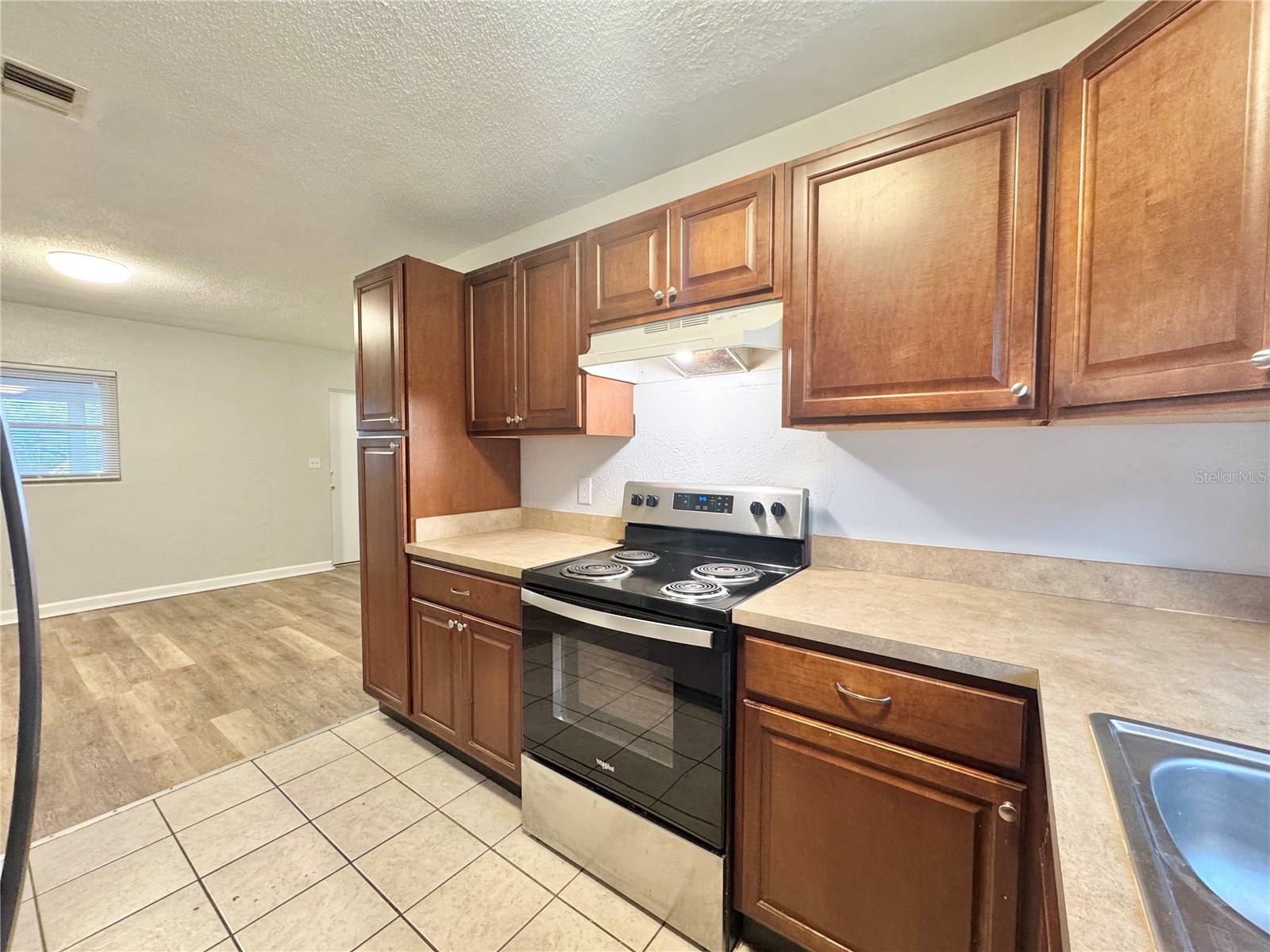 Image 6 of 25 For 674 Avenue L Se