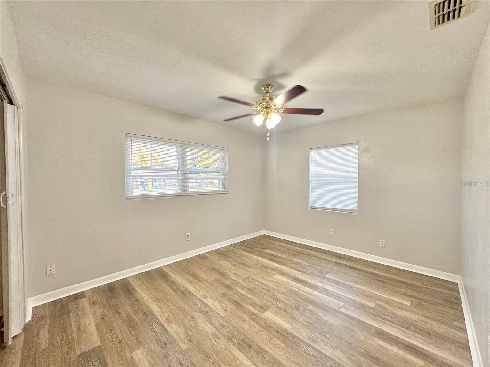 Image 8 of 25 For 674 Avenue L Se