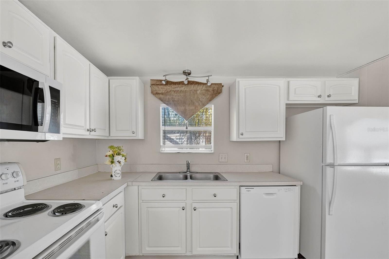 Image 16 of 66 For 827 Indian Bluff