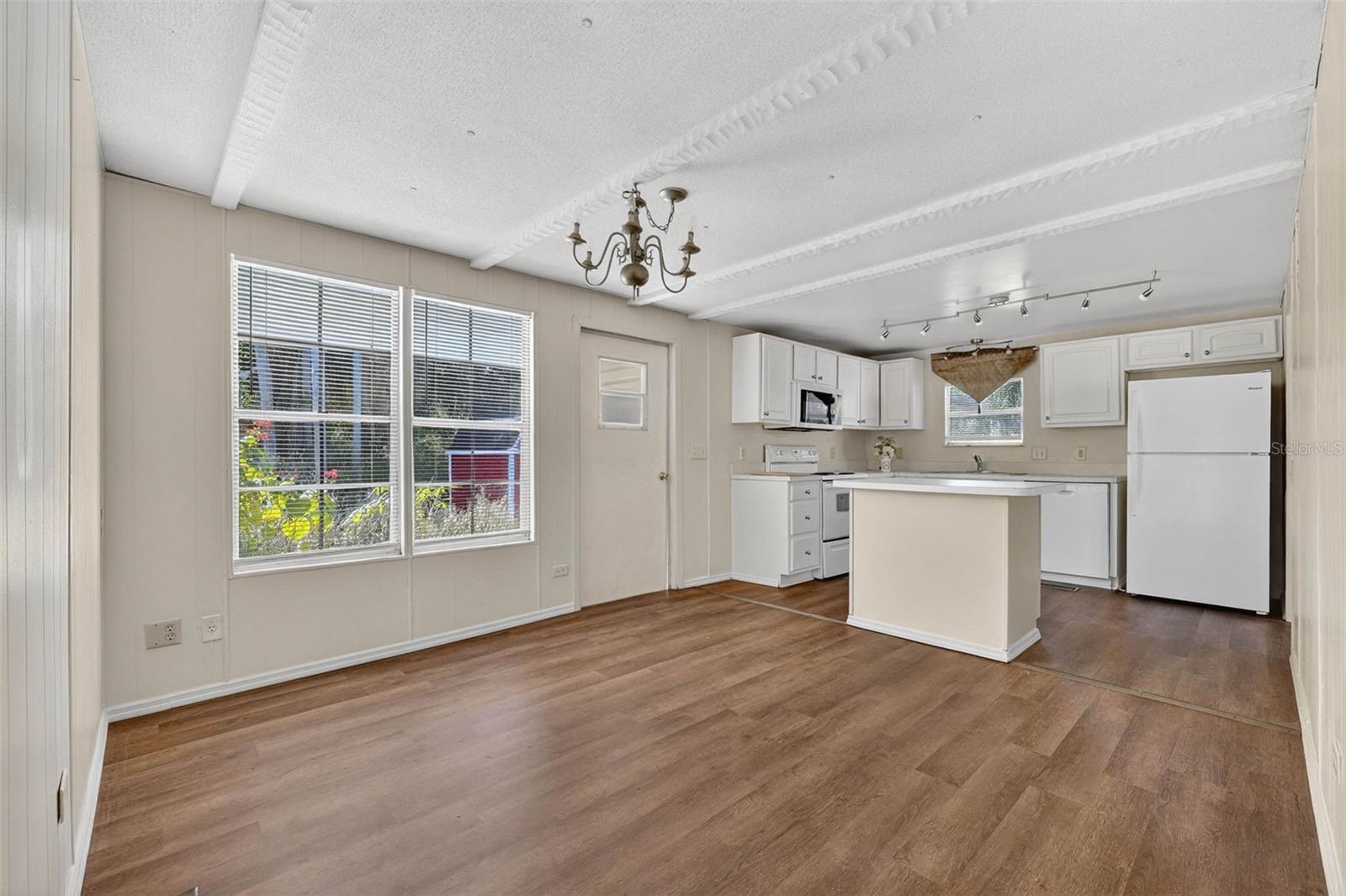 Image 18 of 66 For 827 Indian Bluff