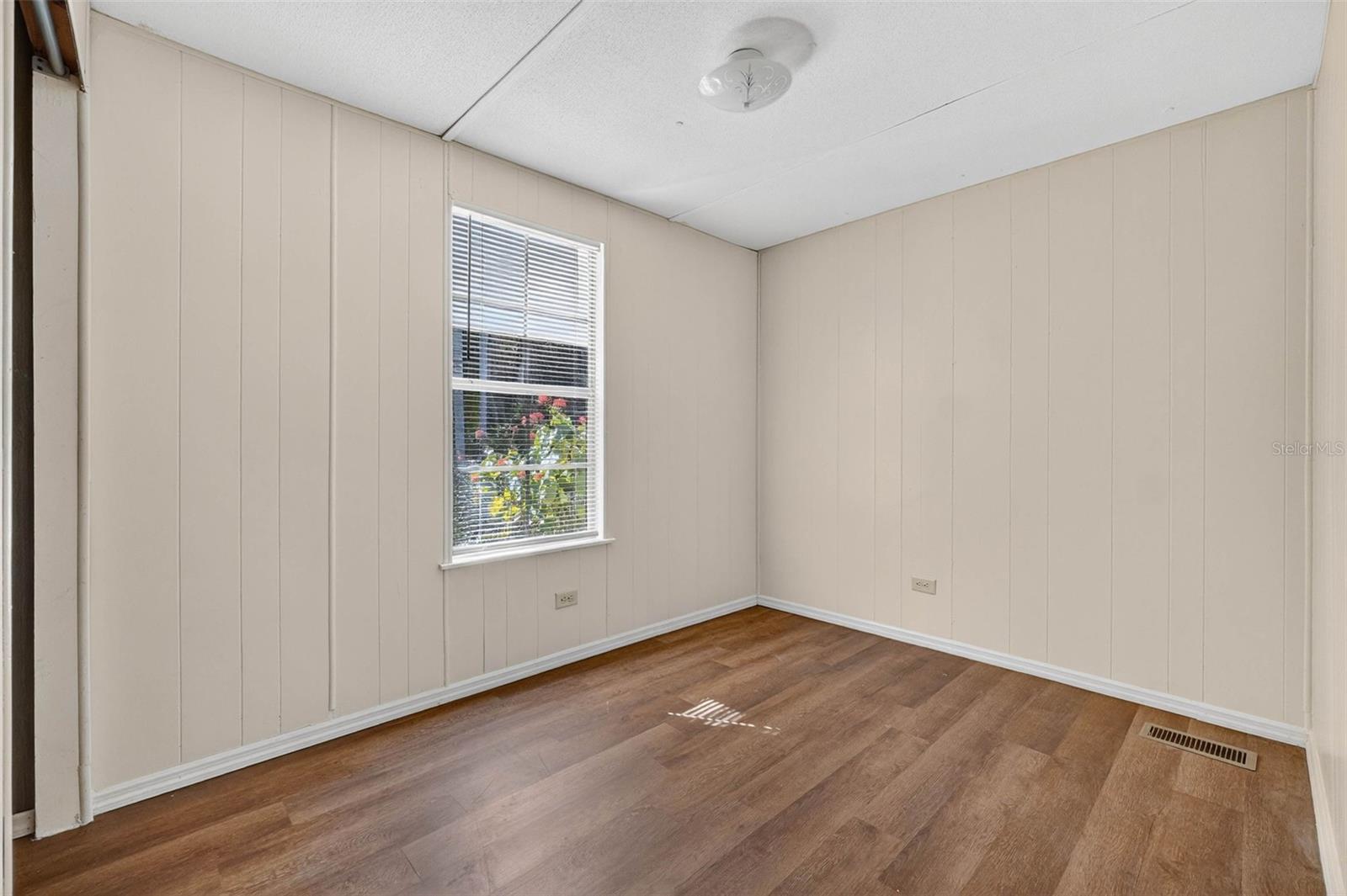 Image 21 of 66 For 827 Indian Bluff